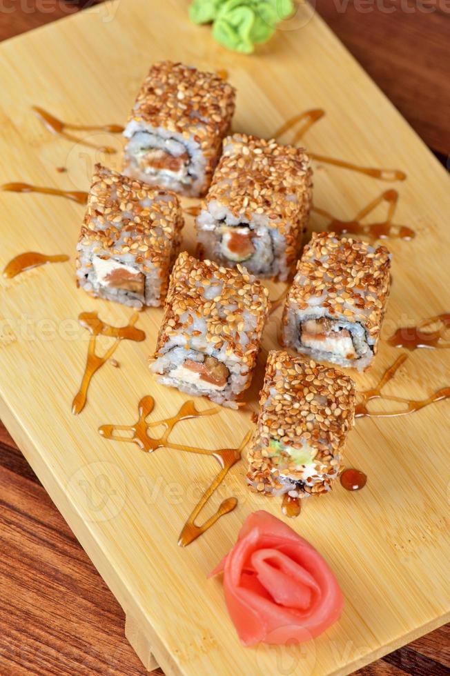 rolos de sushi de gergelim foto