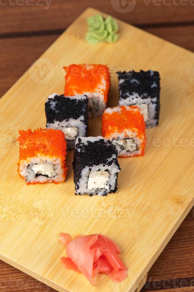 rolos de sushi tobico foto