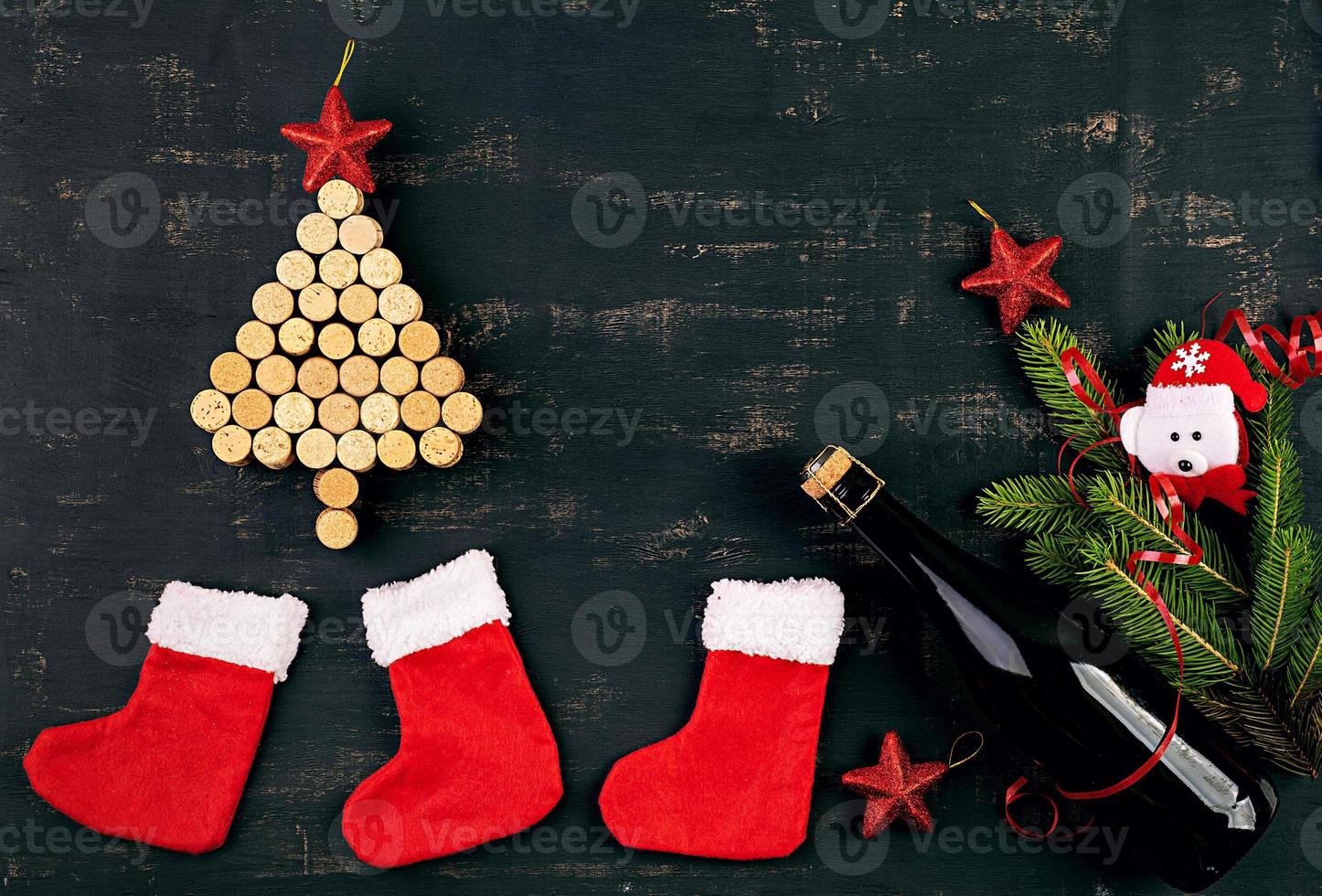 decoração de ano novo com árvore de natal feita de rolhas de vinho e garrafa  de champanhe. fundo de natal. vista do topo. 8080283 Foto de stock no  Vecteezy
