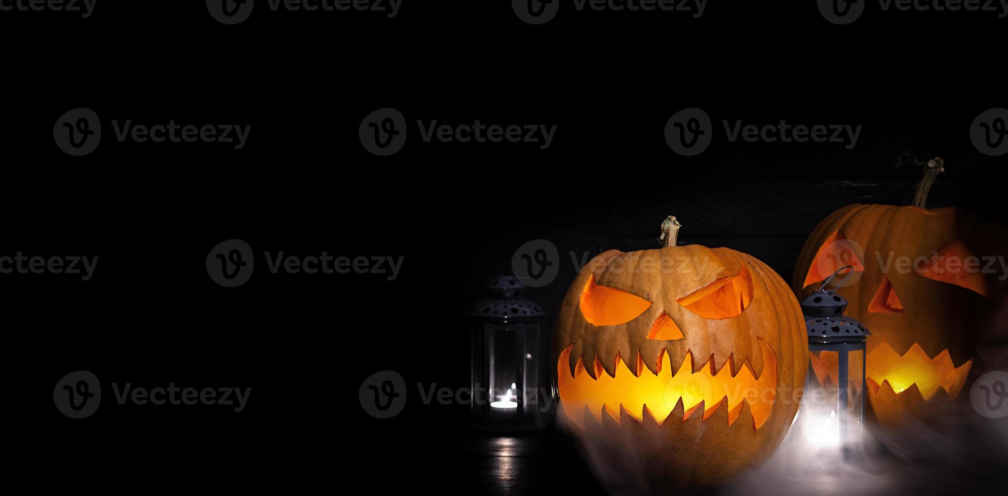 fundo de dia das bruxas com lanterna de cabeça de abóbora e velas. abóbora de halloween jack-o-lantern foto