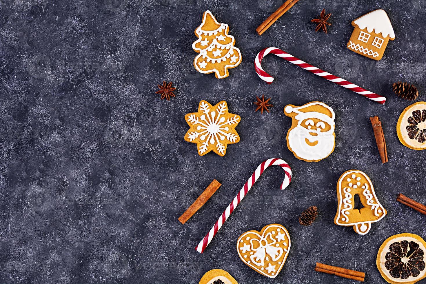 biscoitos de gengibre caseiro de natal em fundo cinza. vista do topo foto