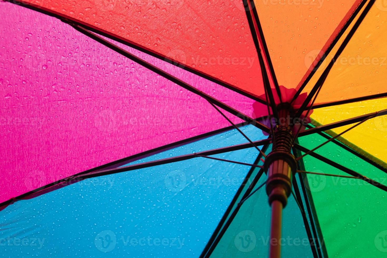 gotas de chuva em um guarda-chuva colorido. conceito de tempo chuvoso foto