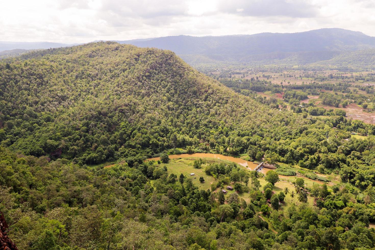 vista panorâmica do açude de transbordamento na colina. foto