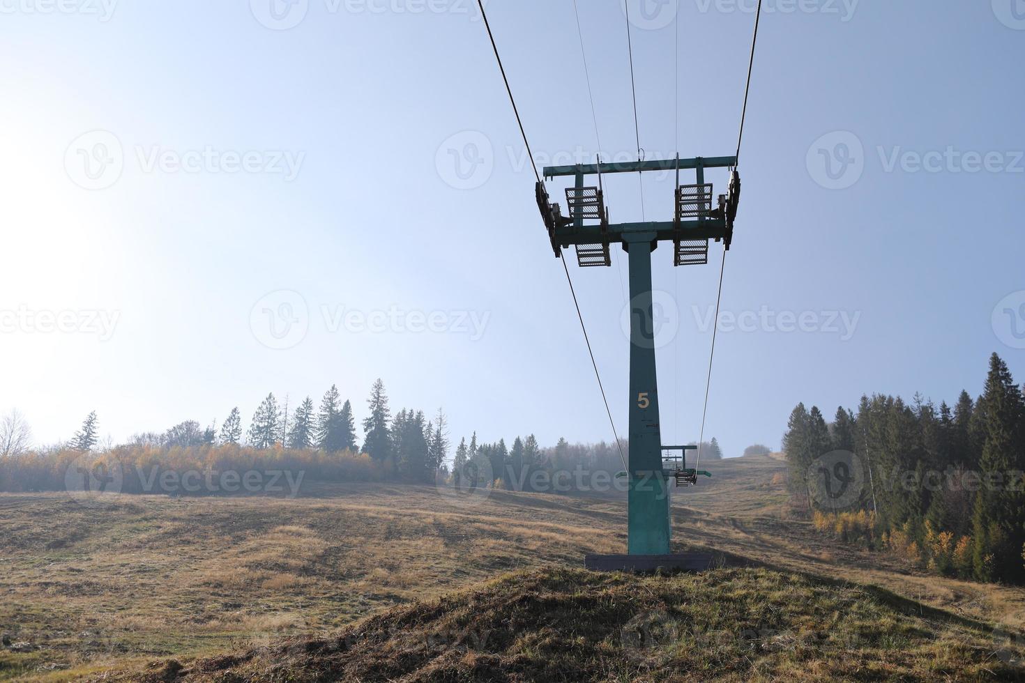 o apoio de um teleférico especial nas montanhas. manhã nublada de outono foto