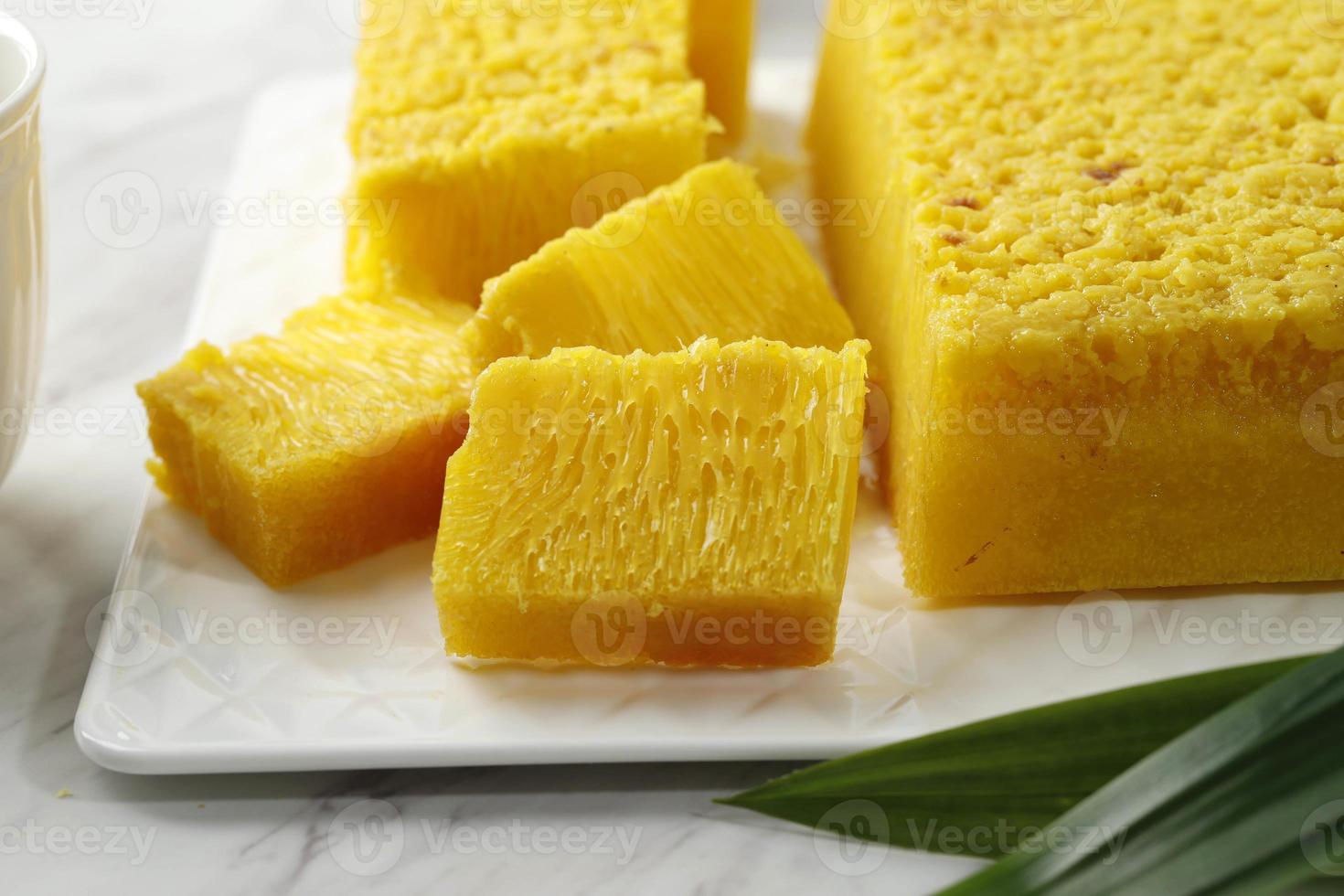 bika ambon, bolo de favo de mel com cor amarela, oleh oleh de medan foto