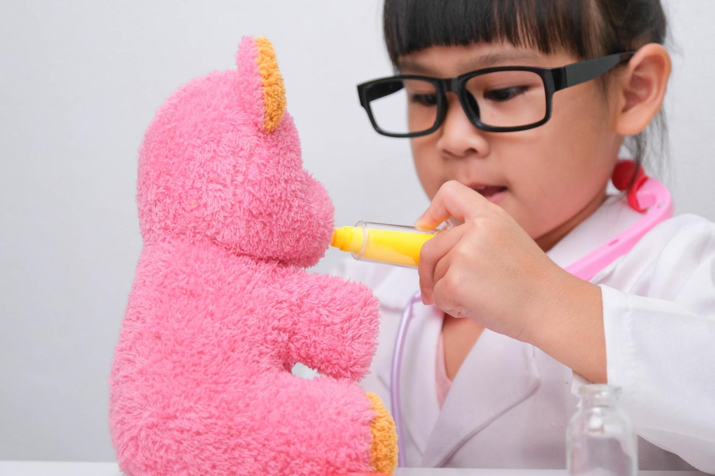 menina asiática bonitinha jogando jogo de papel médico está dando injeção  para seu amigo ursinho doente. brincadeiras e aprendizado das crianças em  casa. 8090749 Foto de stock no Vecteezy