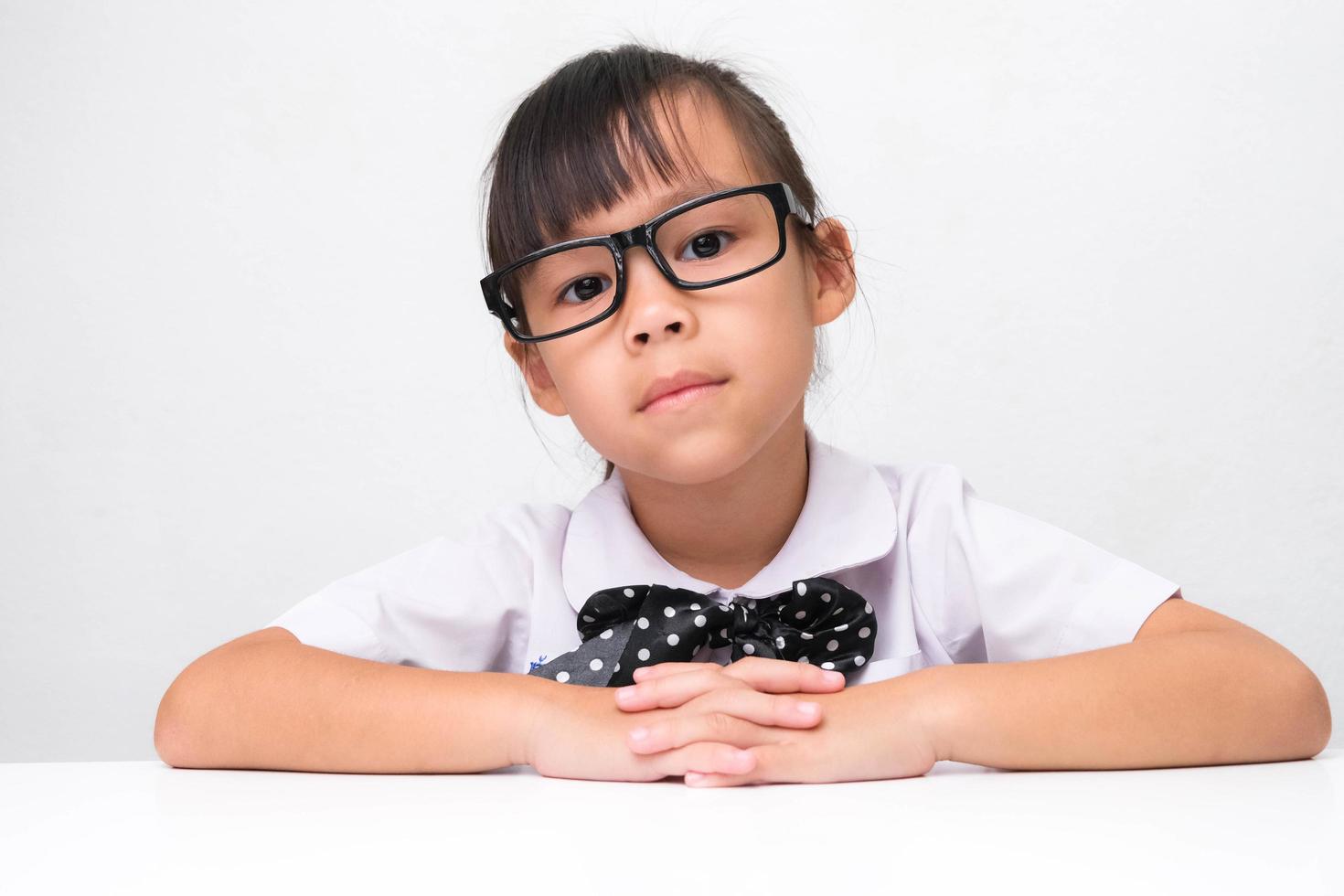 menina asiática bonitinha jogando jogo de professor ou uma pequena