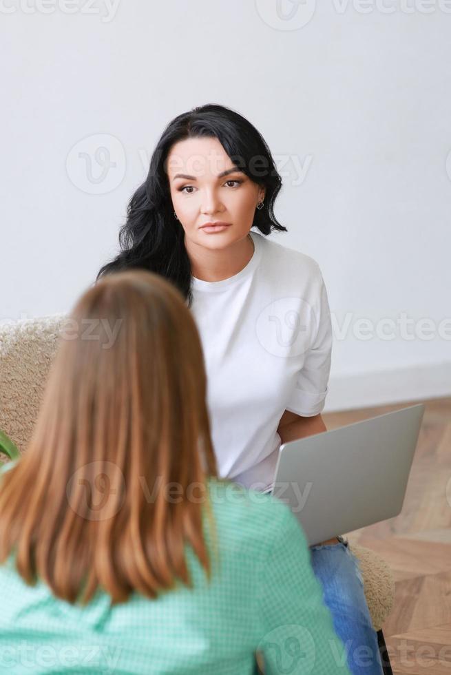 mulher de consultoria psicóloga feminina. negócios, suporte, conceito de educação foto