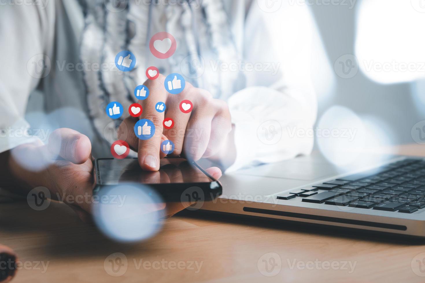 mulher usando telefone inteligente na mesa de escritório com espaço de cópia, social, mídia, conceito de marketing. foto