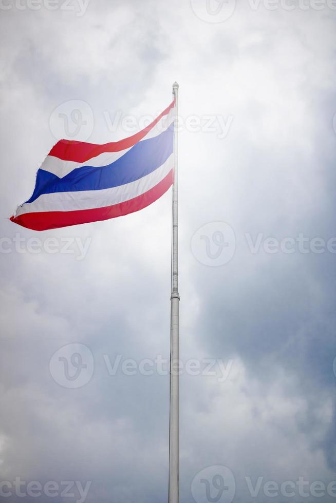 bandeira tailandesa com um céu como pano de fundo foto
