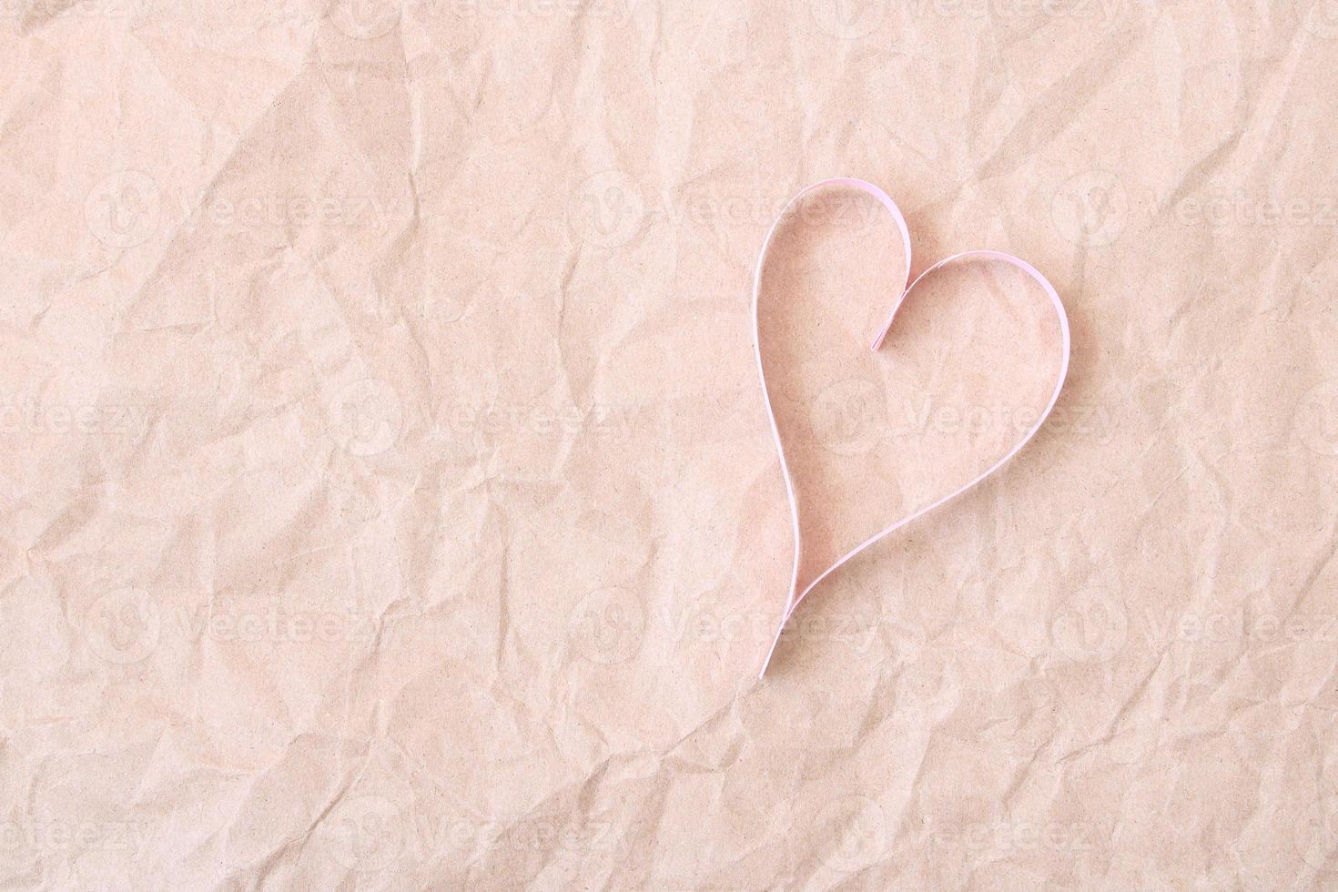 corações de papel rosa em fundo de papel pardo foto