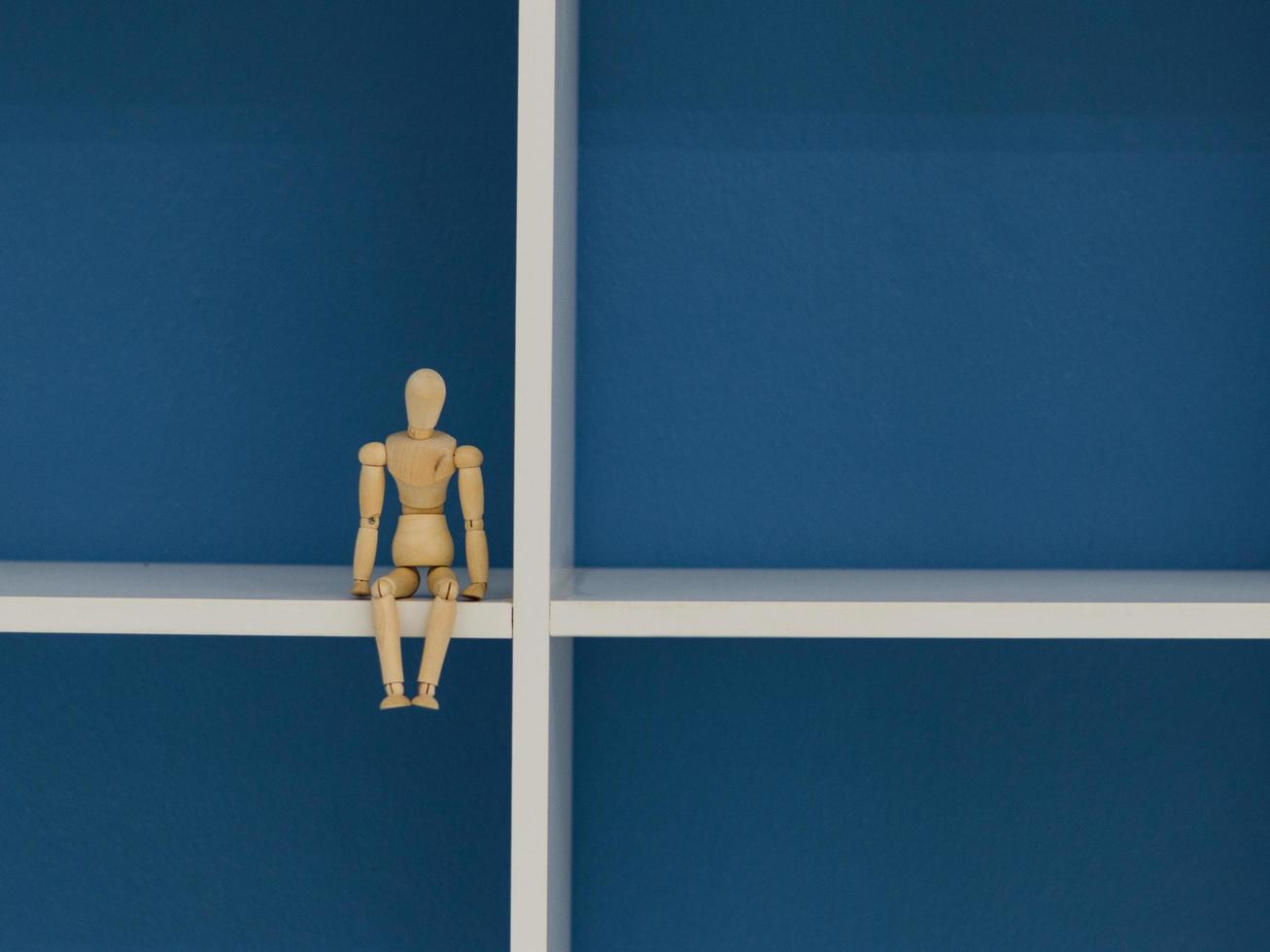 homem de madeira figura solitária sentado sozinho foto