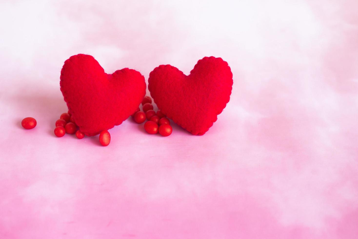 amo corações em fundo rosa. conceito de cartão de dia dos namorados. coração para plano de fundo dia dos namorados. foto