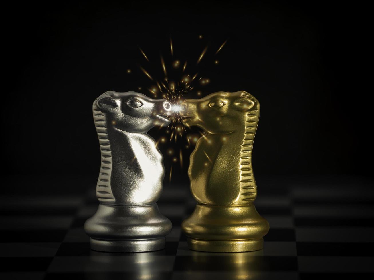 xadrez de cavaleiro de ouro enfrentando xadrez de cavaleiro de prata com faíscas voadoras em brasa fogo no tabuleiro de xadrez. estratégia de alvo de mercado líder de negócios. sucesso de competição de negócios, ideias de estratégia. foto
