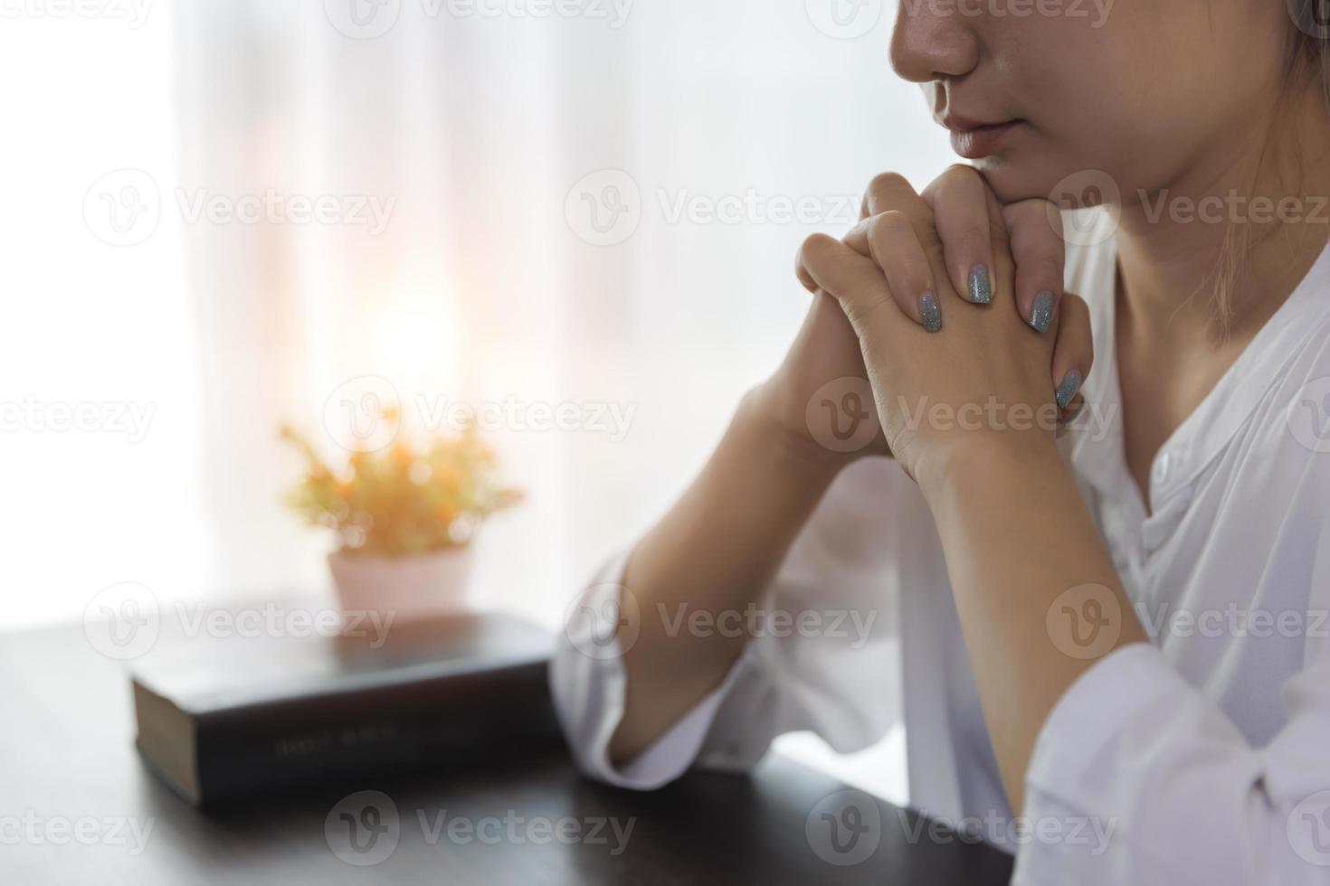 mãos de mulher rezando a deus com a bíblia. mulher orar pela bênção de Deus. crenças religiosas vida cristã crise oração a deus. foto