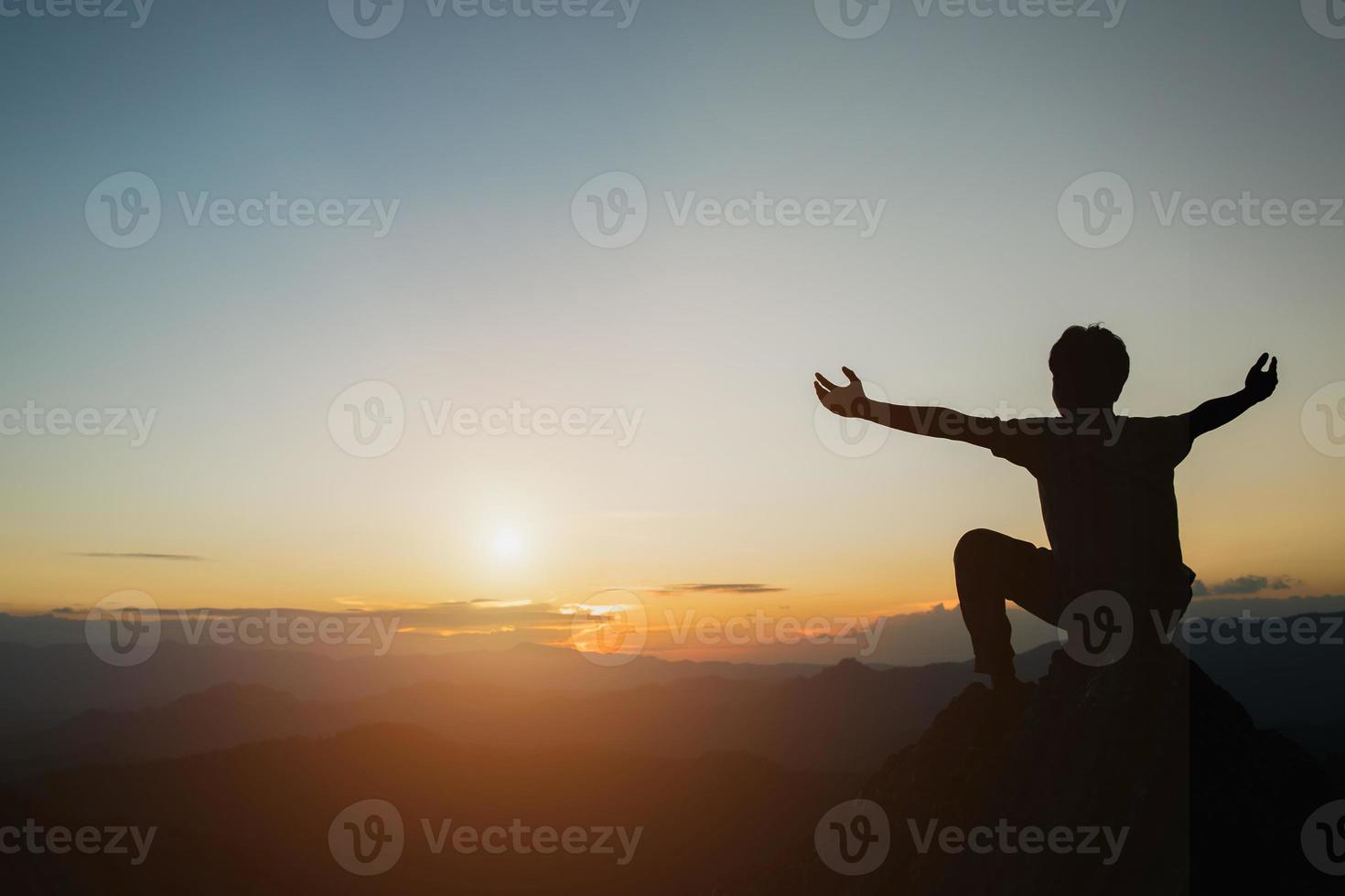 silhueta de adolescente rezando a Deus no fundo do nascer do sol de outono, conceito religioso. foto