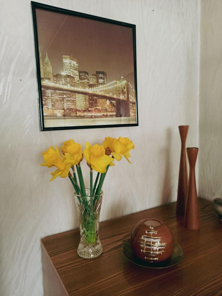 plaidt, alemanha - 22 de maio de 2022 interior em um apartamento alemão. pintura, buquê de narcisos, decoração em madeira foto