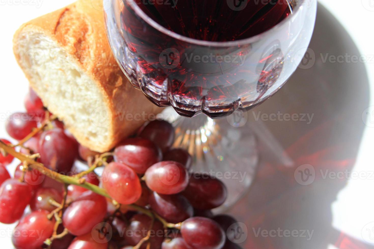 uvas, pão e vinho tinto closeup foto