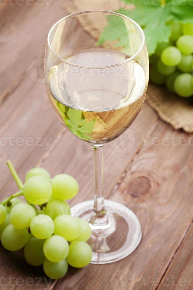vinho branco e uvas foto