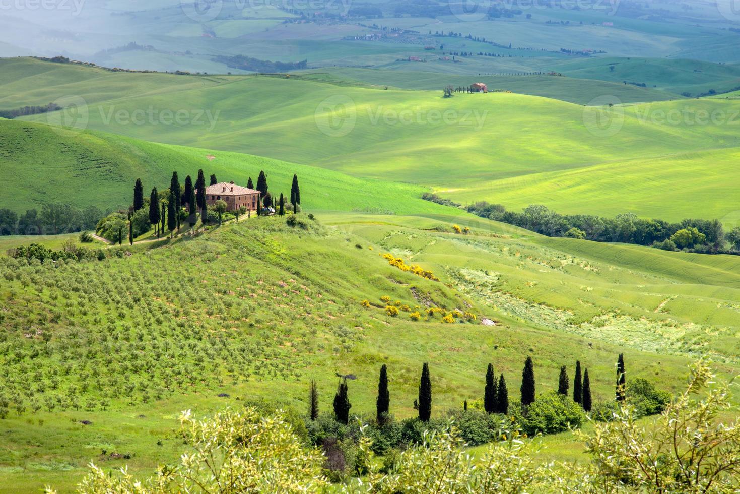 terras agrícolas abaixo de pienza na toscana foto