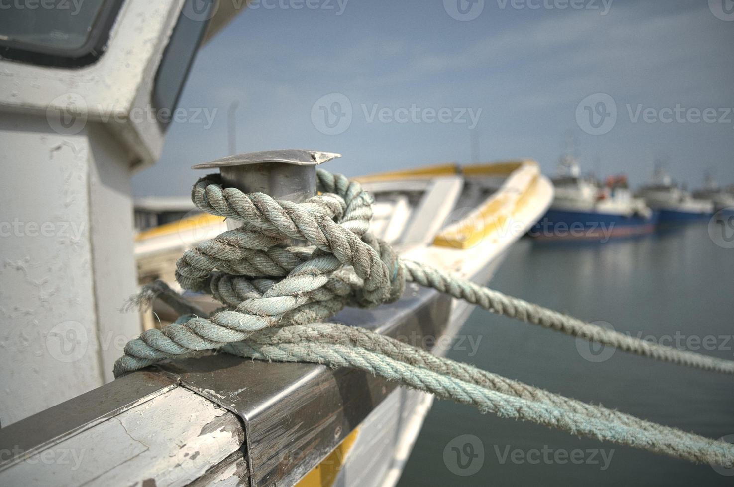 linha de amarração em um barco foto