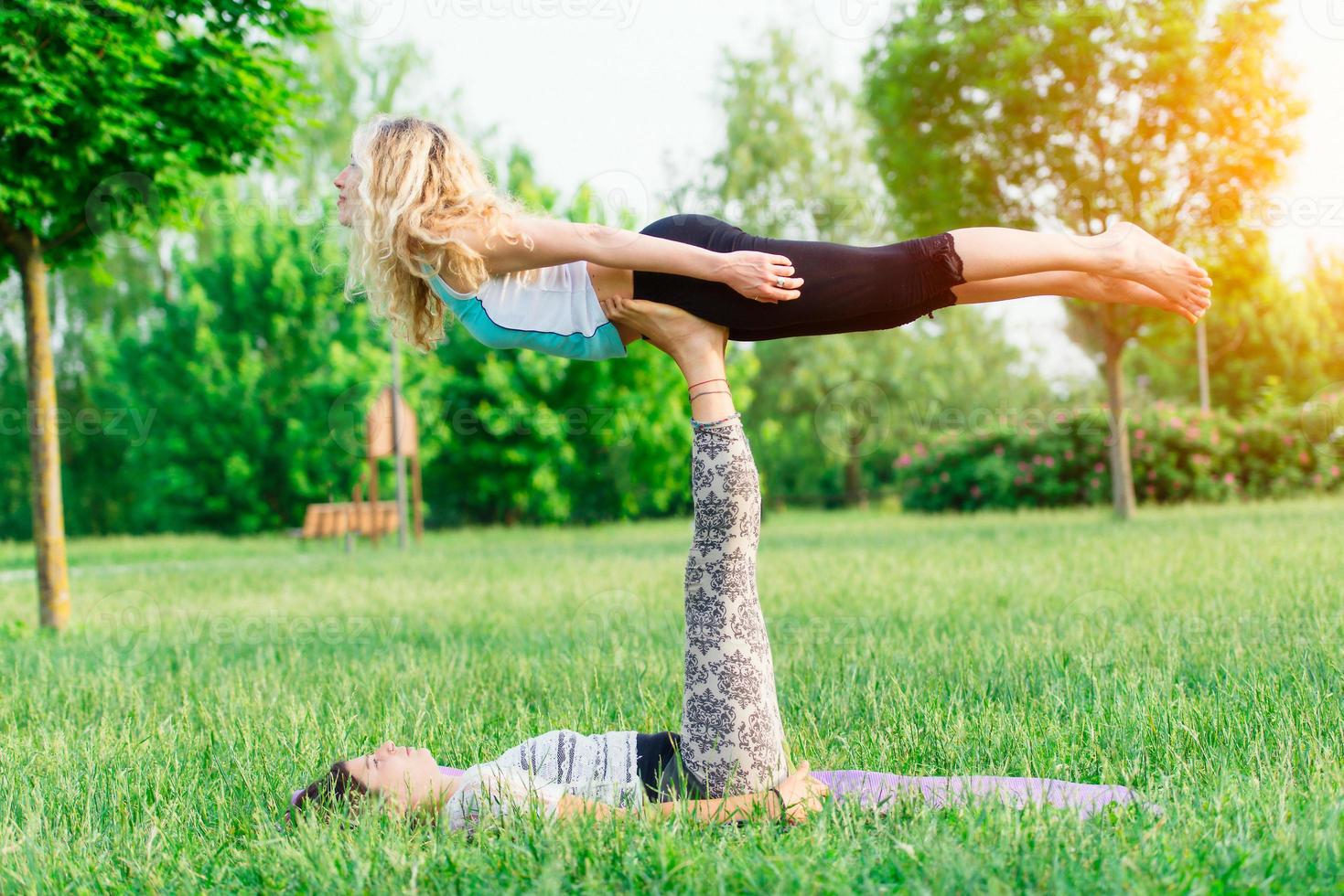 casal praticando acroyoga no parque foto