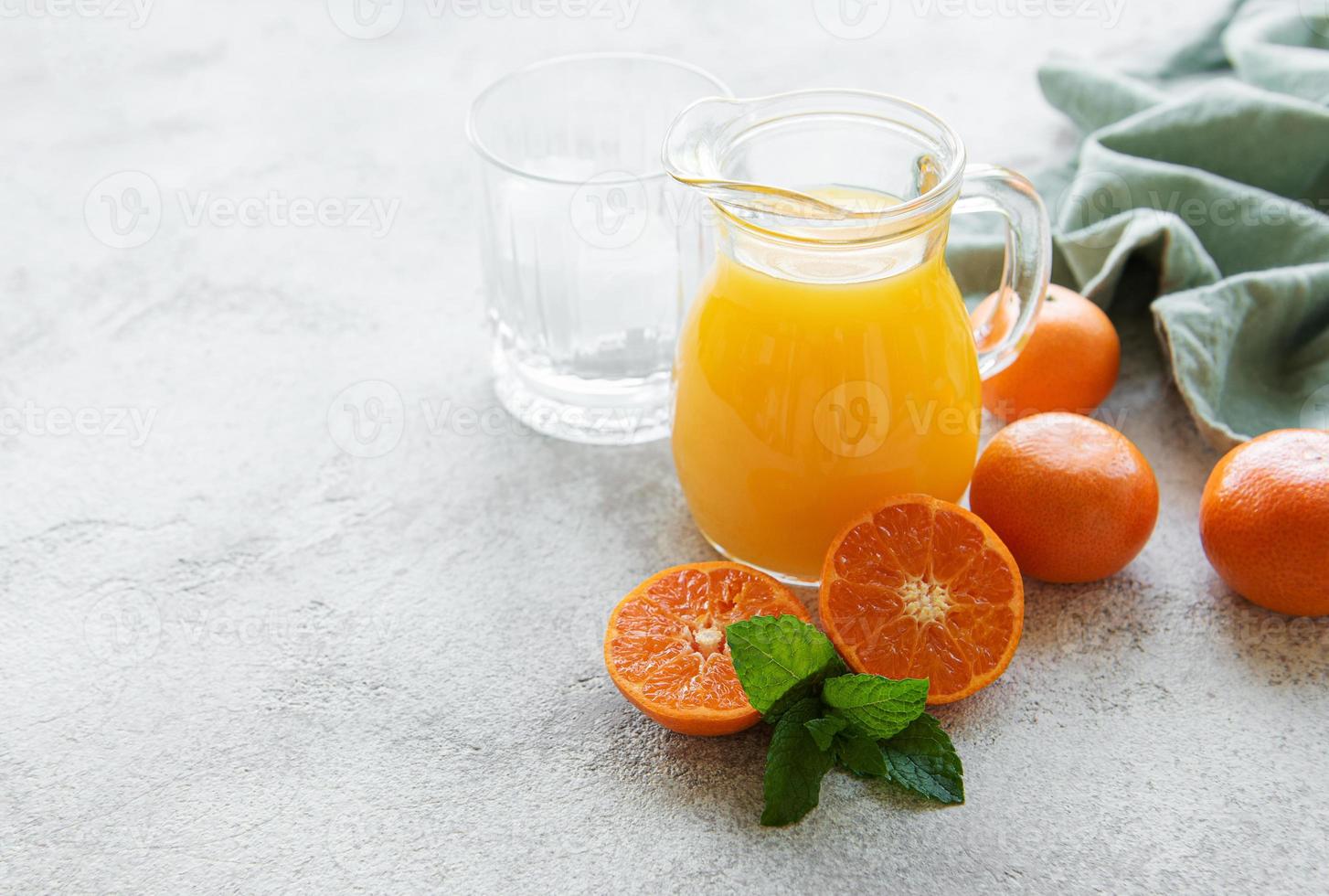 jarro de suco de tangerina de laranja fresco foto