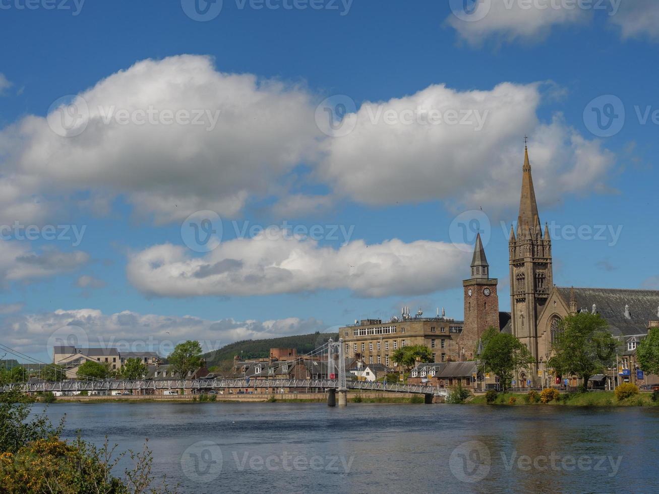 a cidade de inverness e as terras altas da Escócia foto