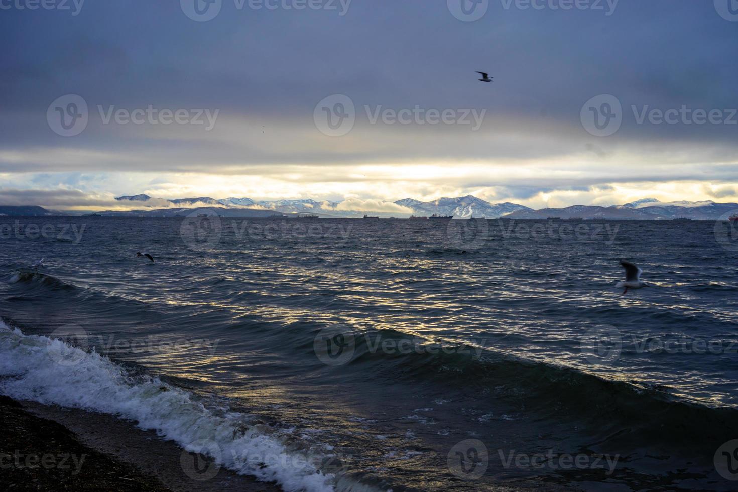 Seascape com lindo céu nublado foto