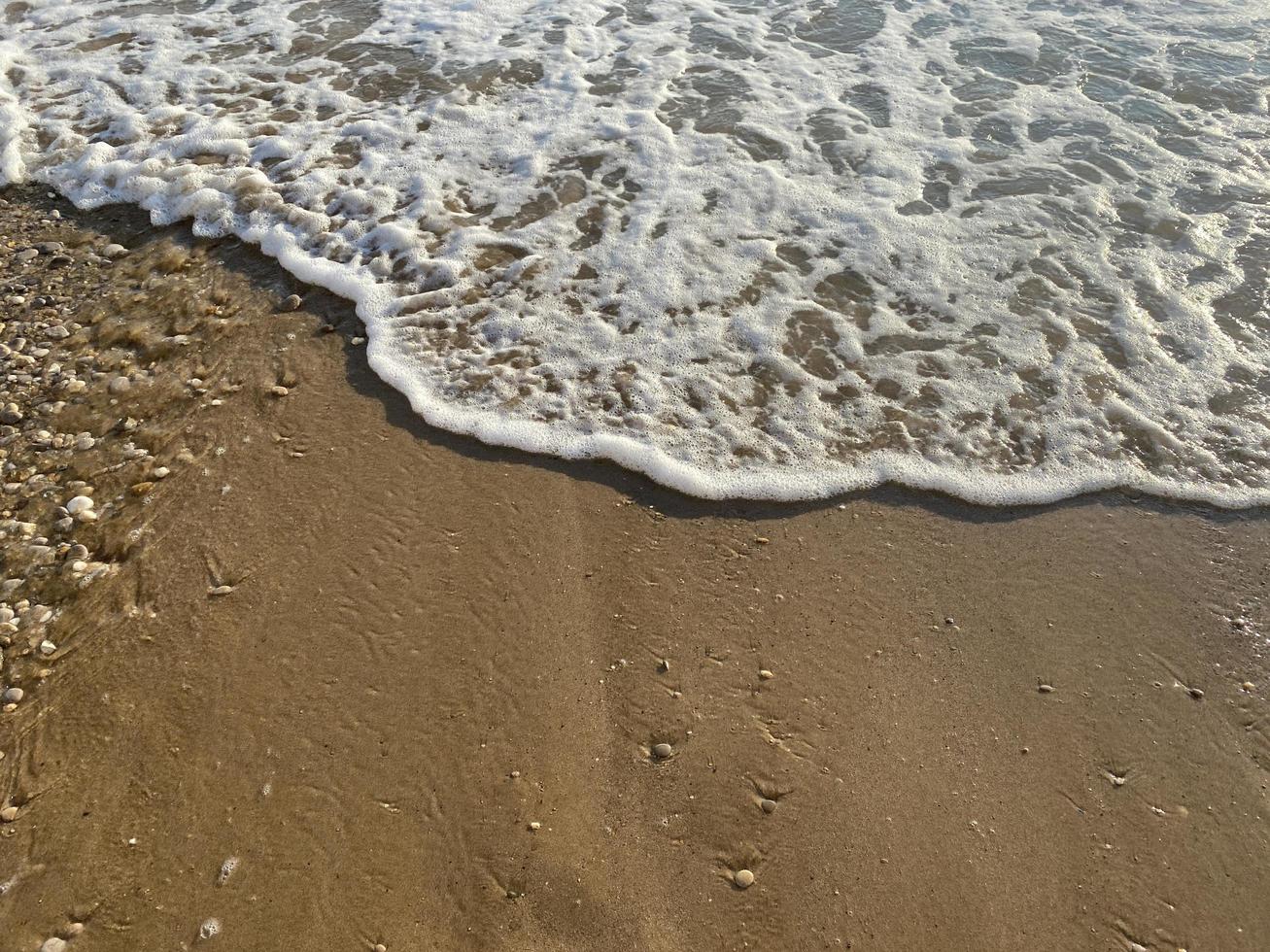 vista superior da praia de areia e ondas foto