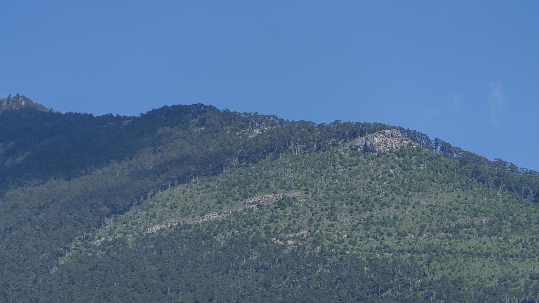 paisagem de montanha contra o céu com nuvens foto