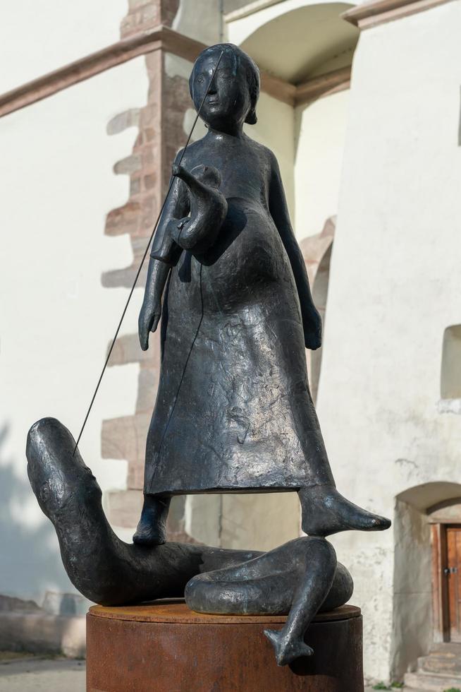 escultura em frente à igreja luterana em bistrita transilvânia roménia em 17 de setembro de 2018 foto