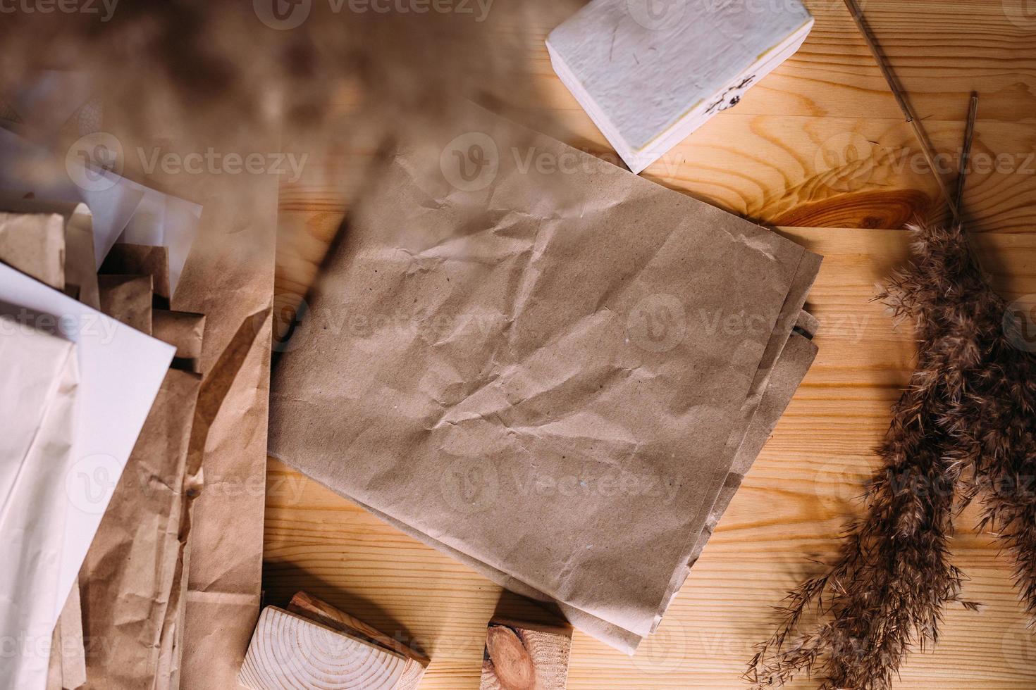 palhetas secas, palhetas em vaso retrô, madeira e cores neutras. papel de artesanato de maquete. foto