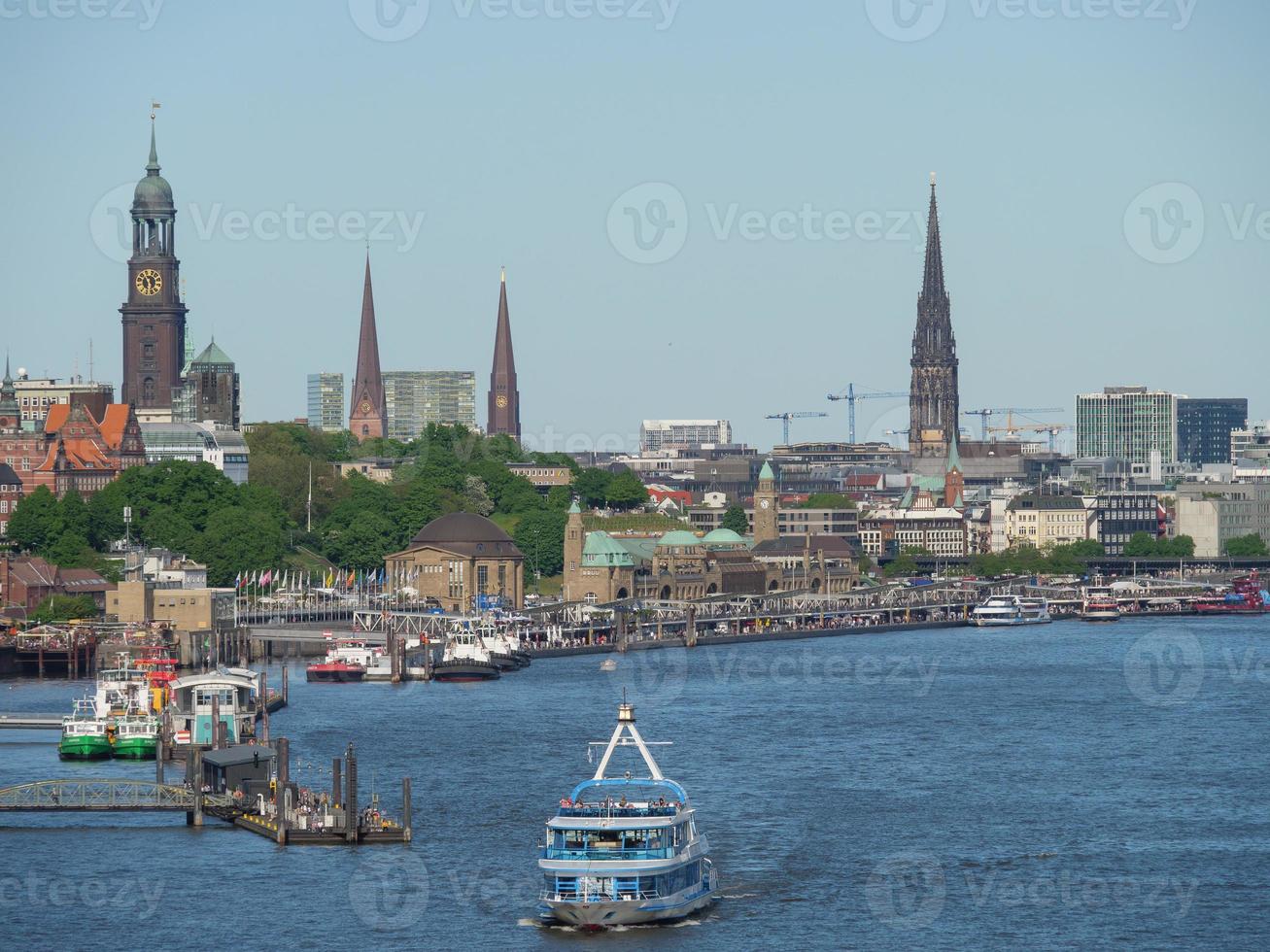 a cidade de hamburgo e o rio elba foto