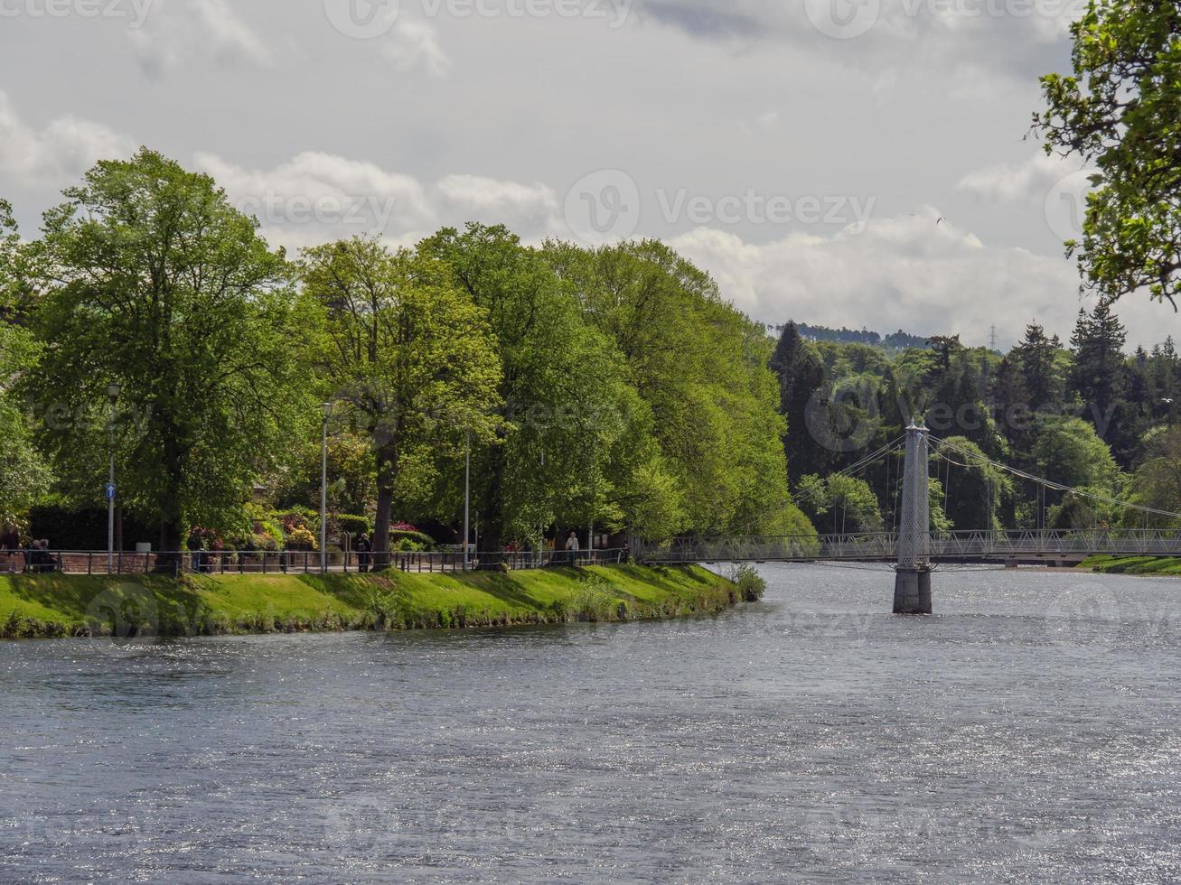 a cidade de inverness e as terras altas da Escócia foto