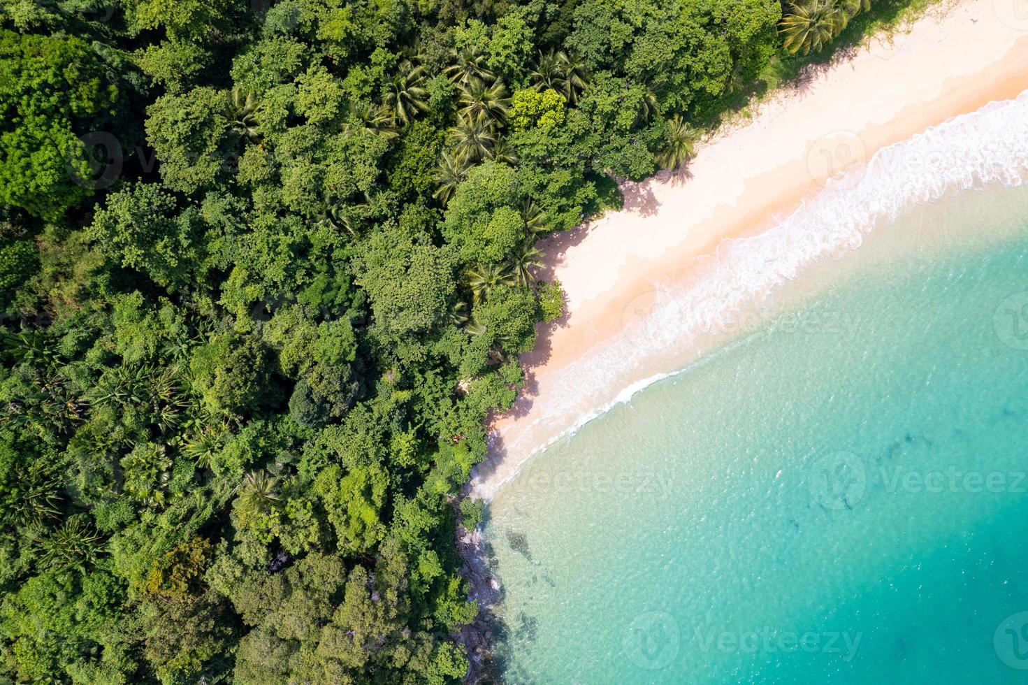 vista da natureza da paisagem marinha da câmera do drone. vista aérea do litoral em phuket tailândia. belo mar no dia ensolarado de verão foto