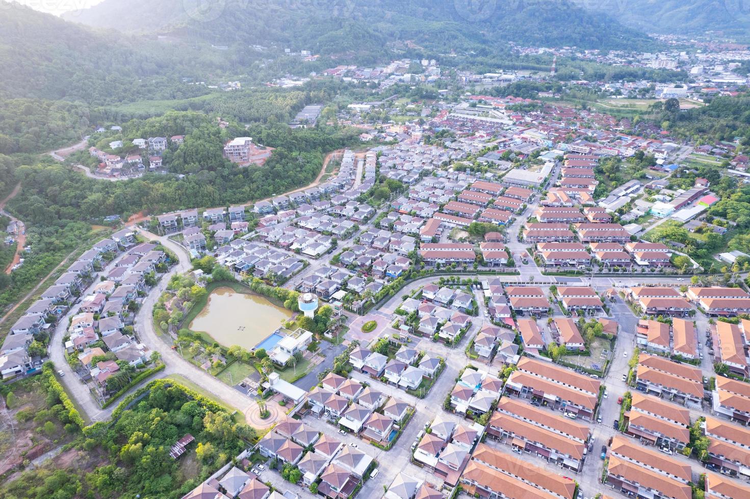 novos empreendimentos imobiliários. vista aérea de casas residenciais e bairro de calçadas durante um pôr do sol ou nascer do sol de outono. casas bem embaladas. vista de cima para baixo sobre casas particulares em phuket, tailândia foto