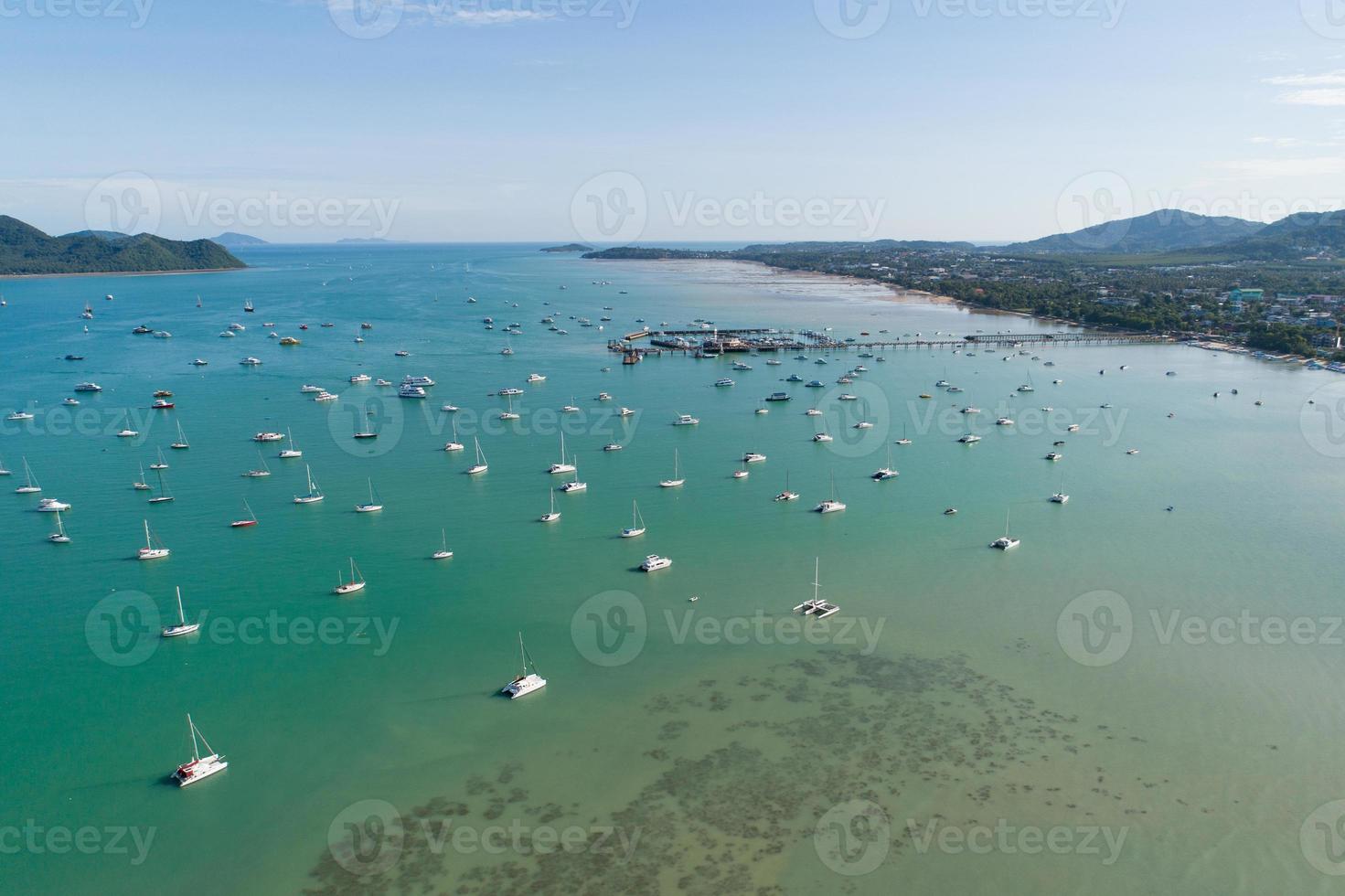 paisagem aérea seascape chalong cais com veleiros iate barcos e ravel boats no mar incrível vista viagem imagem por drone voando tiro vista de cima para baixo. foto