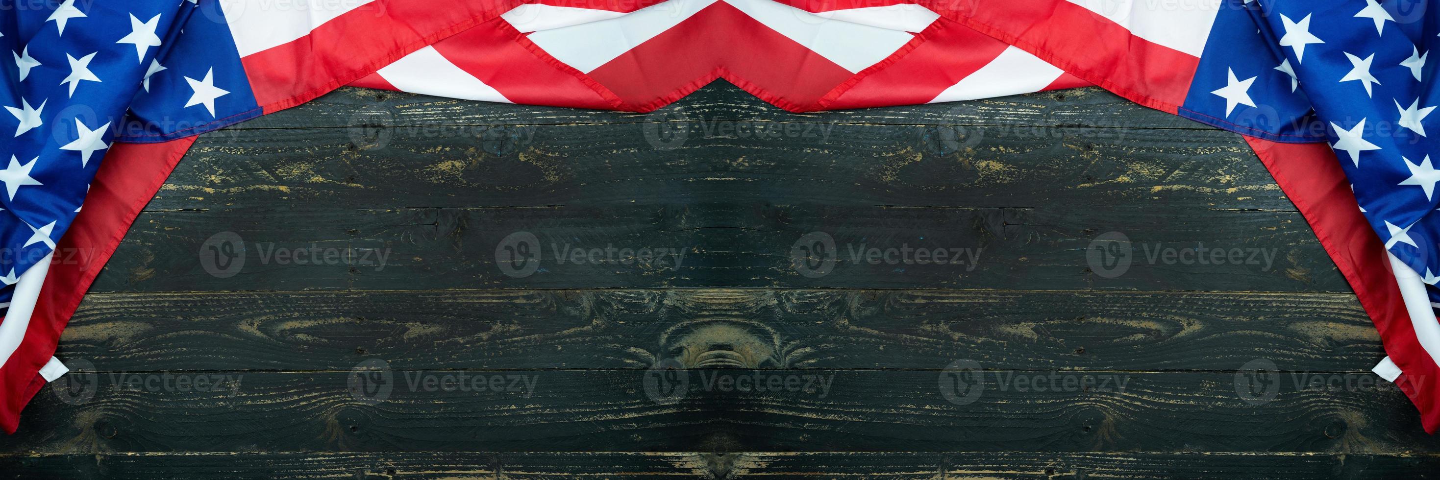 bandeiras americanas em fundo de madeira preta, imagem para 4 de julho bandeira do dia da independência dos eua no fundo de textura de parede de madeira escura foto