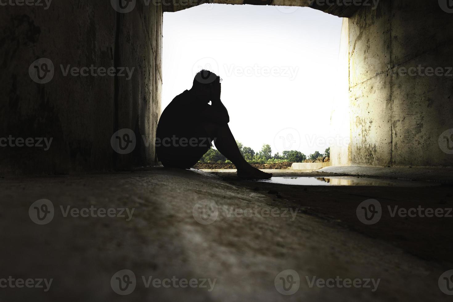 ásia você homem sentado sozinho.ele sentado sob um grande túnel.homem muito triste e deprimido.triste,sozinho,suicídio.desespero. conceito de saúde e decepção de doença.photo. foto