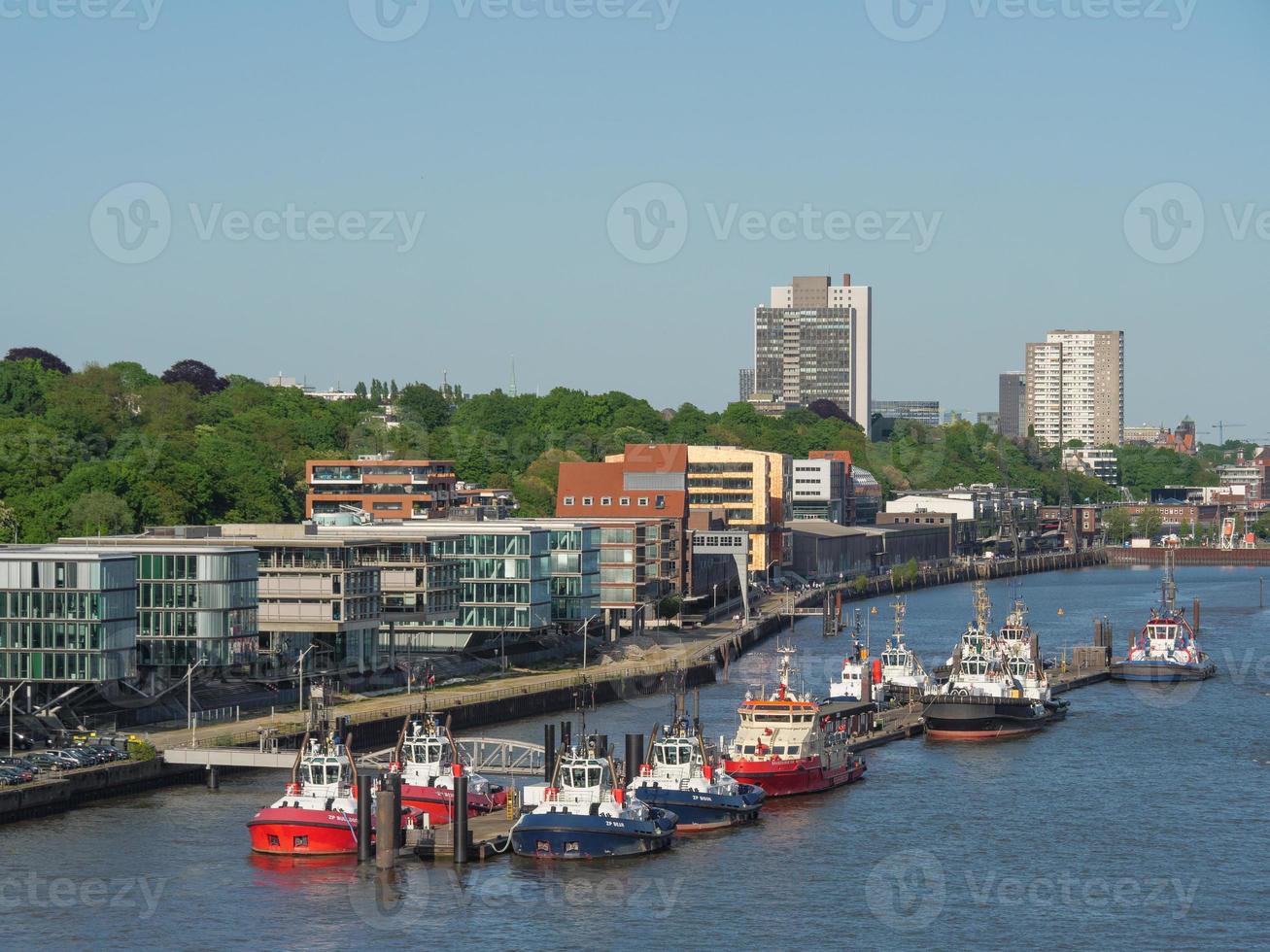 a cidade de hamburgo e o rio elba foto