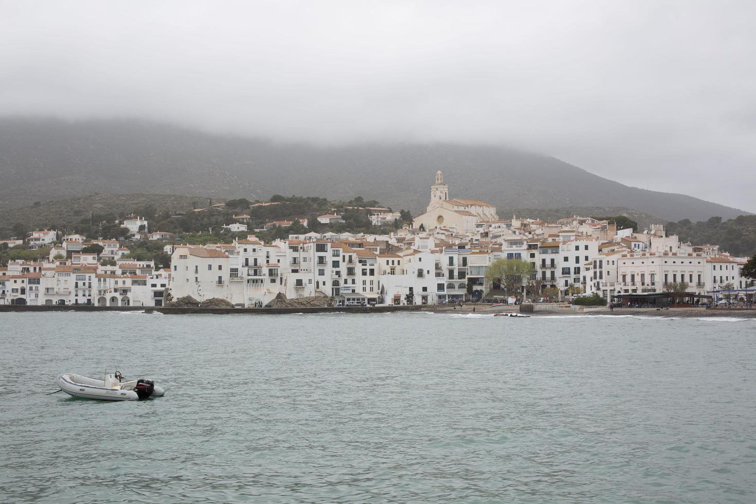 aldeia de cadaques no inverno no norte da catalunha, espanha na costa brava. foto