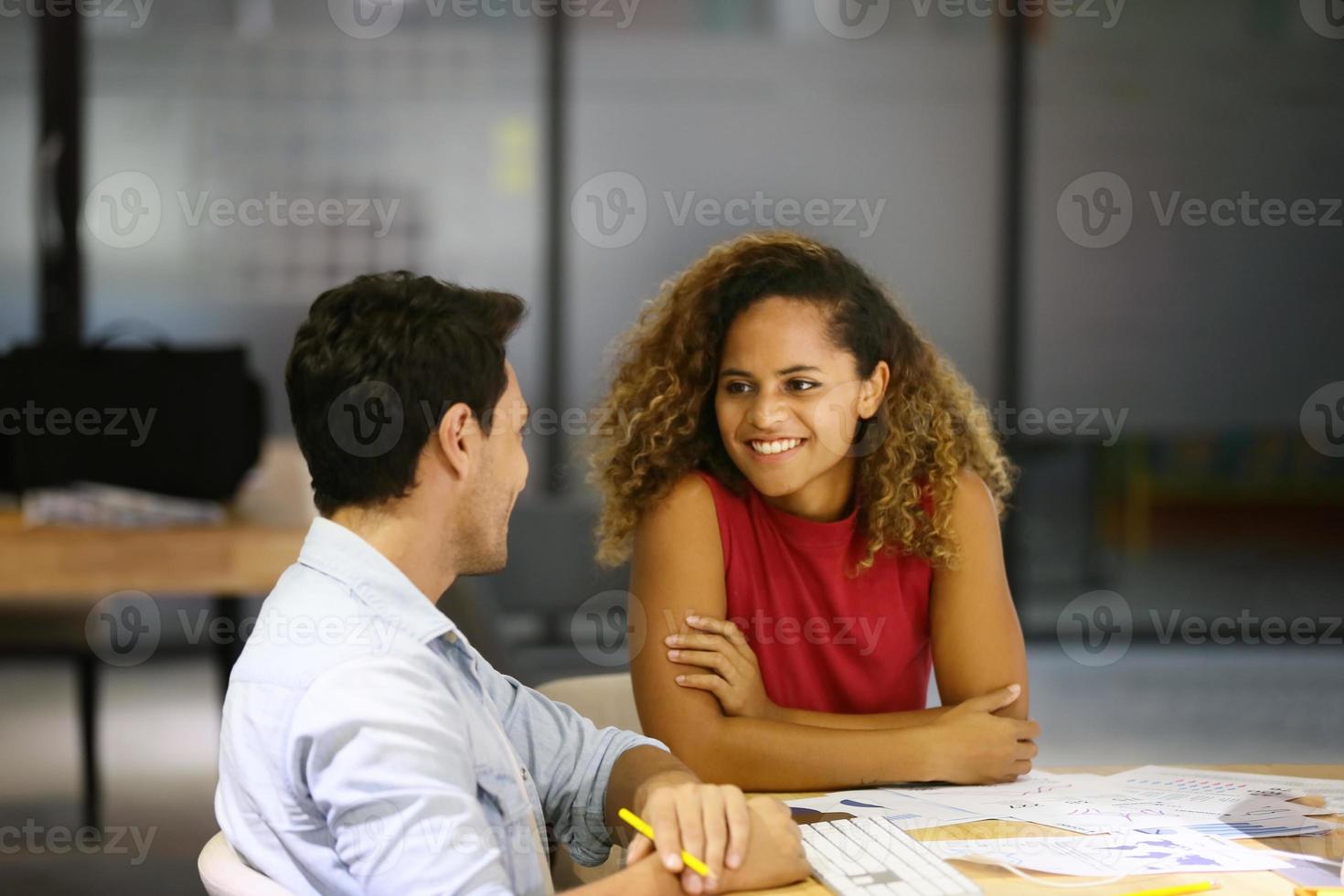 empresários multirraciais trabalhando no novo plano de marketing do projeto, reunindo-se dentro do escritório moderno. foto