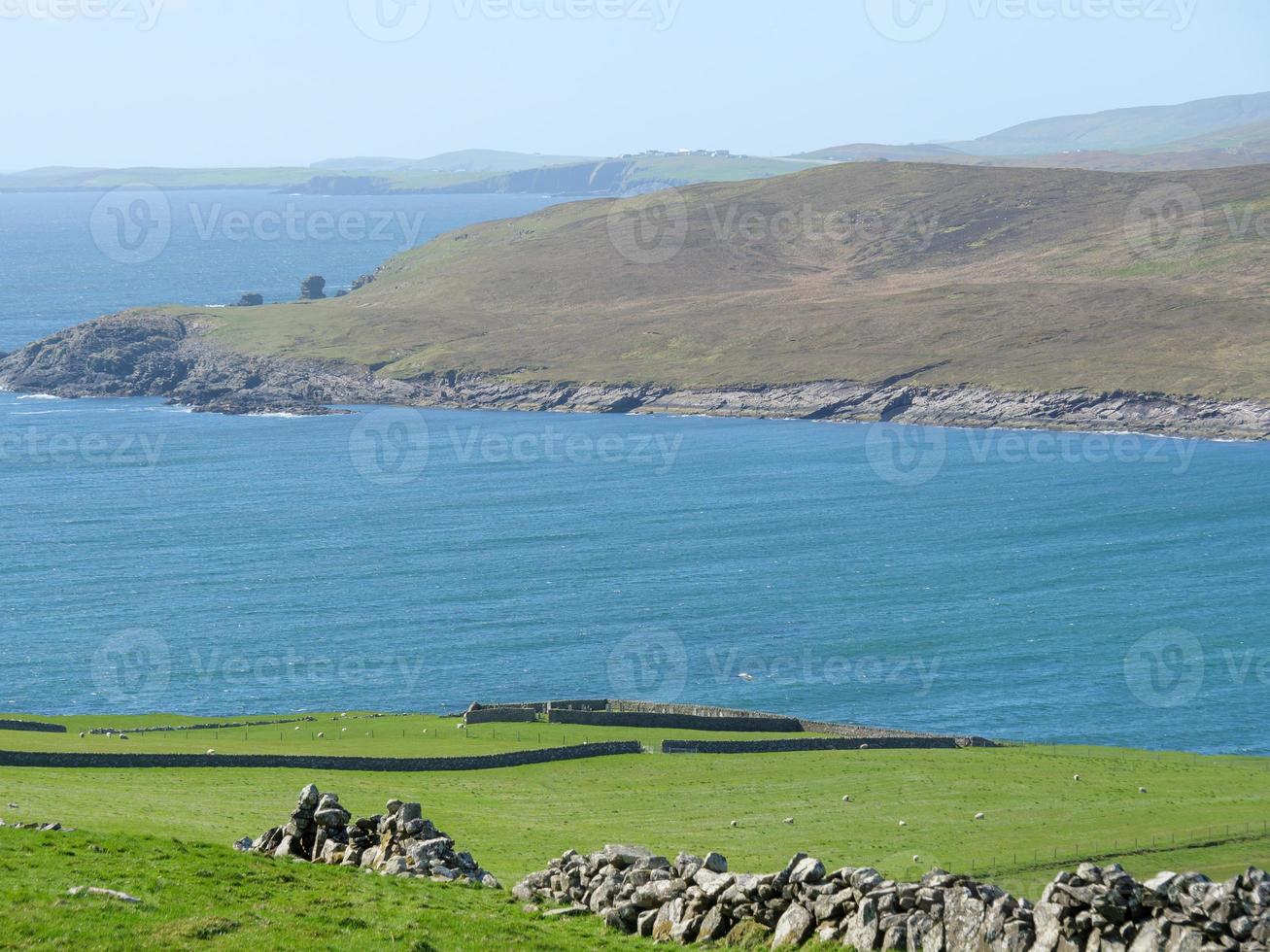 as ilhas shetland com a cidade de lerwick na escócia foto