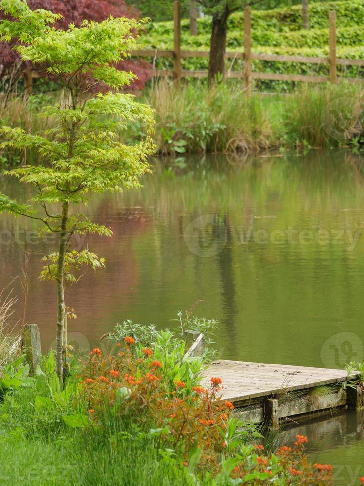 jardim e litoral perto de newcastle na inglaterra foto