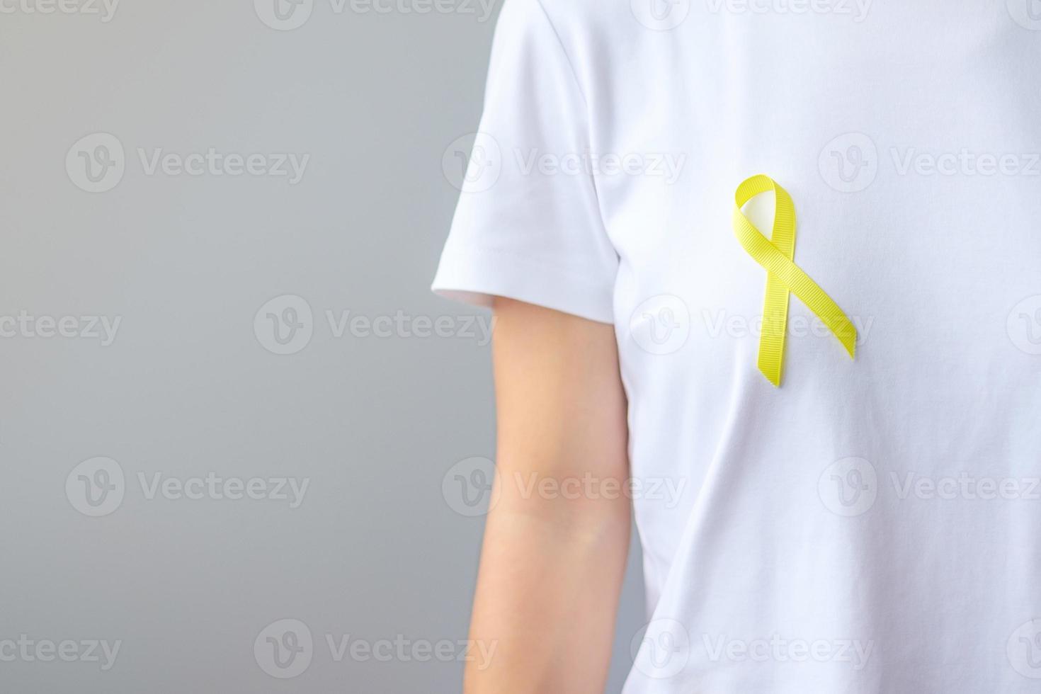 fita amarela para apoiar pessoas vivas e doentes. setembro dia de prevenção ao suicídio, infância, sarcoma e conceito de mês de conscientização do câncer ósseo foto