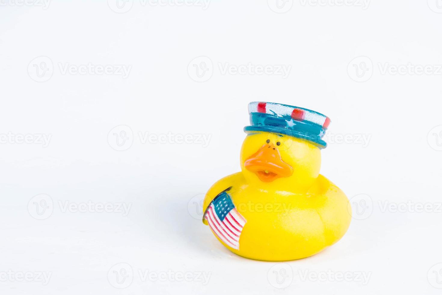 pato de banho no fundo branco brinquedo de pato pato de borracha fofo foto
