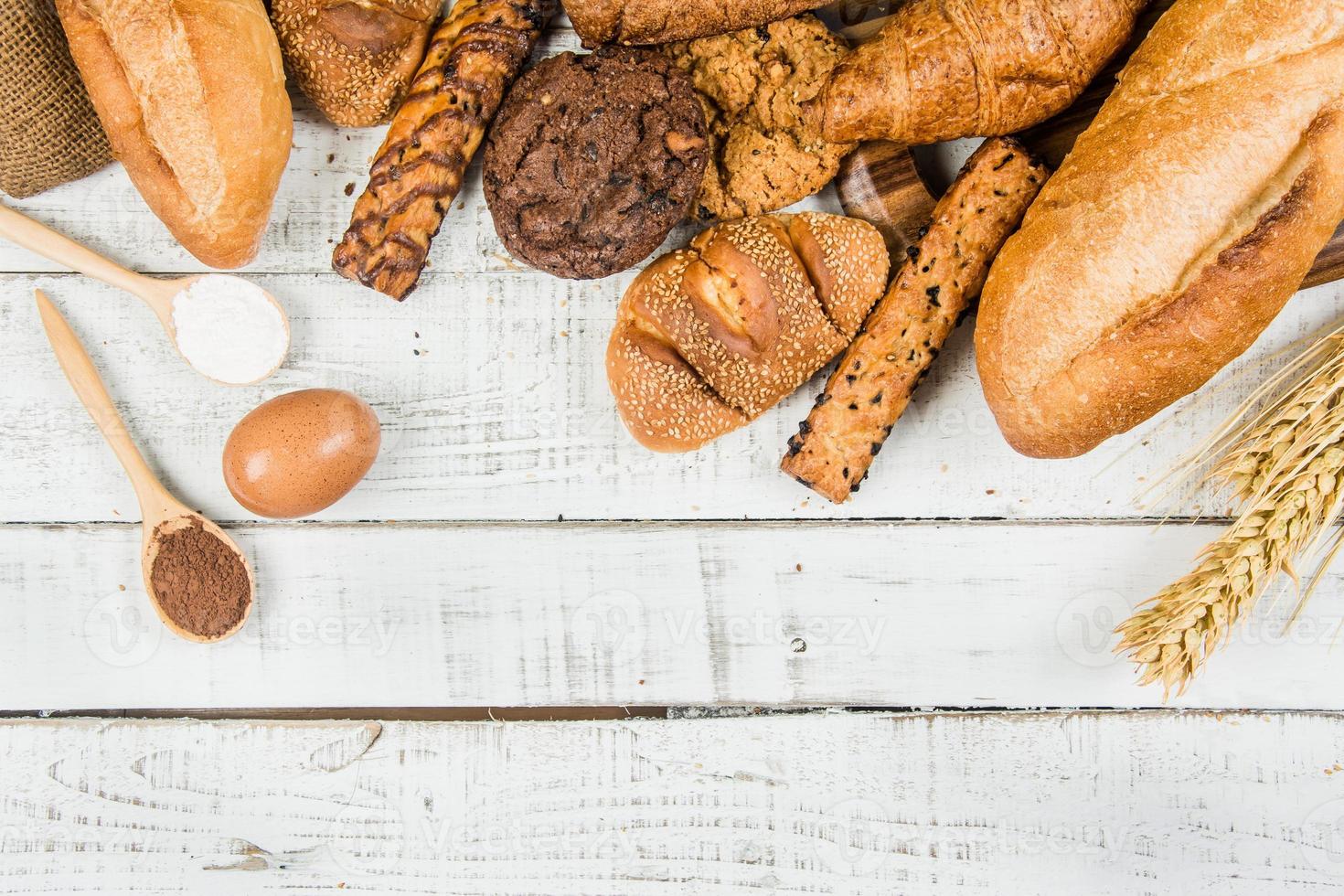 padaria no fundo branco de madeira diferentes tipos de pão foto