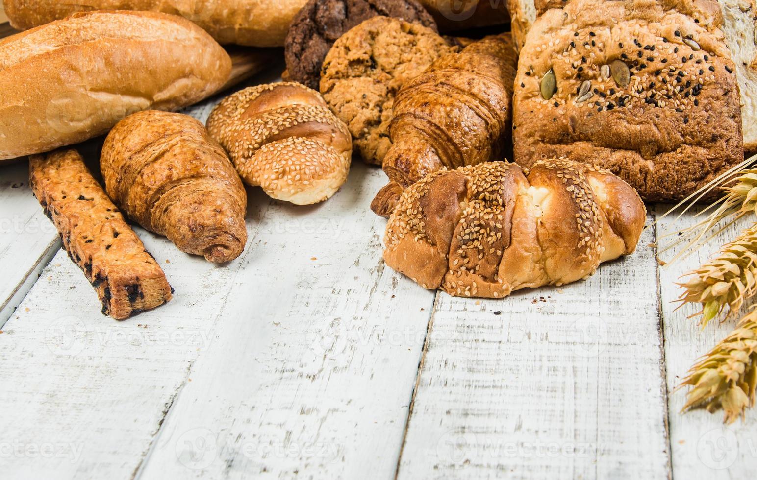 padaria no fundo branco de madeira diferentes tipos de pão foto