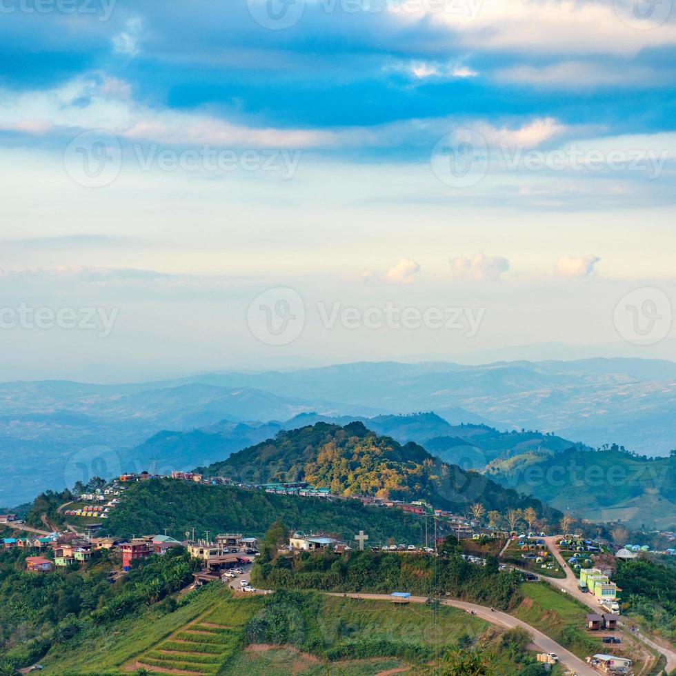 a estrada e as casas no vale tomadas de cima. foto